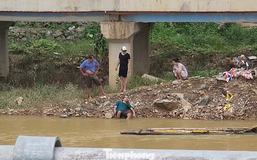 Kịp thời cứu sống hai người đuối nước trên sông Hiến. Ảnh: PV Kịp thời cứu sống hai người đuối nước trên sông Hiến. Ảnh: PV