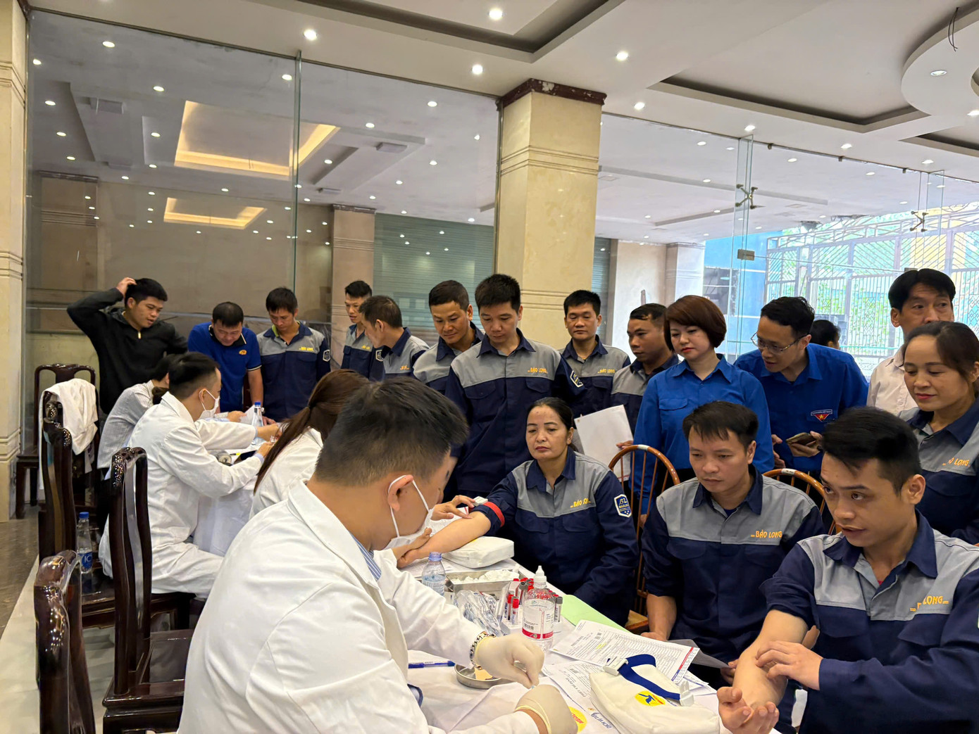 Chương trình có sự tham gia của hàng trăm công nhân, người lao động, y bác sĩ, thợ cắt tóc tình nguyện và đông đảo đoàn viên, thanh niên trên địa bàn. Đây là chương trình nằm trong chuỗi hoạt động của ngày hội "Thanh niên công nhân năm 2025" do Trung ương Đoàn TNCS Hồ Chí Minh - Trung ương Hội Liên hiệp thanh niên Việt Nam tổ chức. Trong ảnh: Các công nhân được khám bệnh, cấp phát thuốc miễn phí. Ảnh: Duy Chiến Chương trình có sự tham gia của hàng trăm công nhân, người lao động, y bác sĩ, thợ cắt tóc tình nguyện và đông đảo đoàn viên, thanh niên trên địa bàn. Đây là chương trình nằm trong chuỗi hoạt động của ngày hội "Thanh niên công nhân năm 2025" do Trung ương Đoàn TNCS Hồ Chí Minh - Trung ương Hội Liên hiệp thanh niên Việt Nam tổ chức. Trong ảnh: Các công nhân được khám bệnh, cấp phát thuốc miễn phí. Ảnh: Duy Chiến