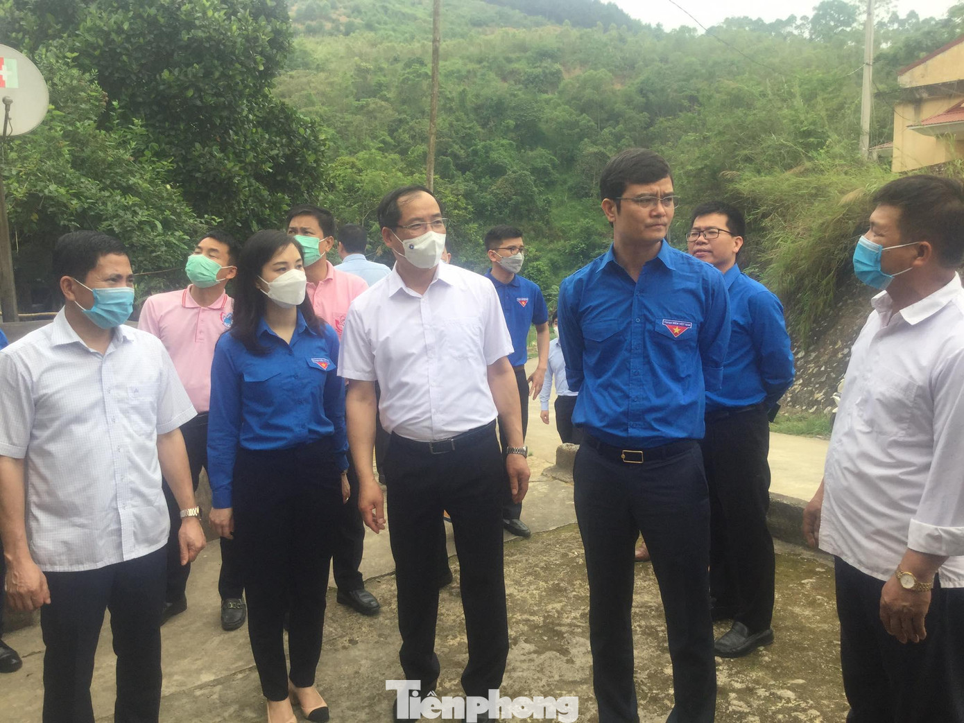 Anh Bùi Quang Huy (thứ 2 từ phải sang)- Bí thư Thường trực TƯ Đoàn đến kiểm tra, khảo sát thực tế hoạt động của Làng TNLN biên giới Thụy Hùng -Ảnh: Duy Chiến