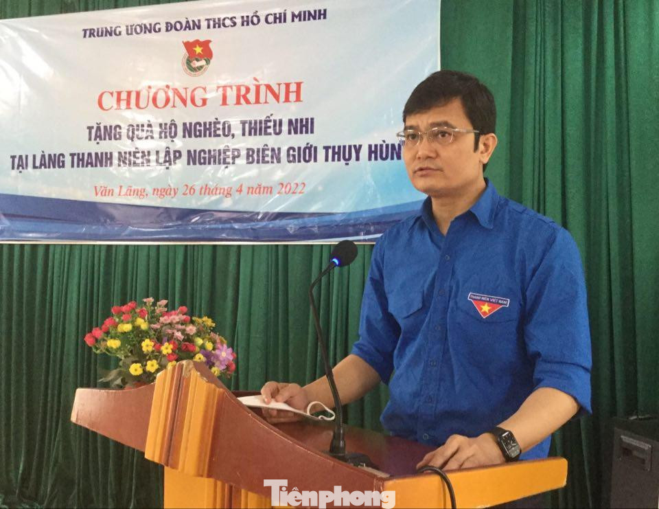 Anh Bùi Quang Huy, Bí thư Thường trực Trung ương Đoàn phát biểu, ghi nhận những cố gắng của các hộ thanh niên đang sinh sống tại Làng TNLN Thụy Hùng và san sẻ những khó khăn thực tại ở địa phương