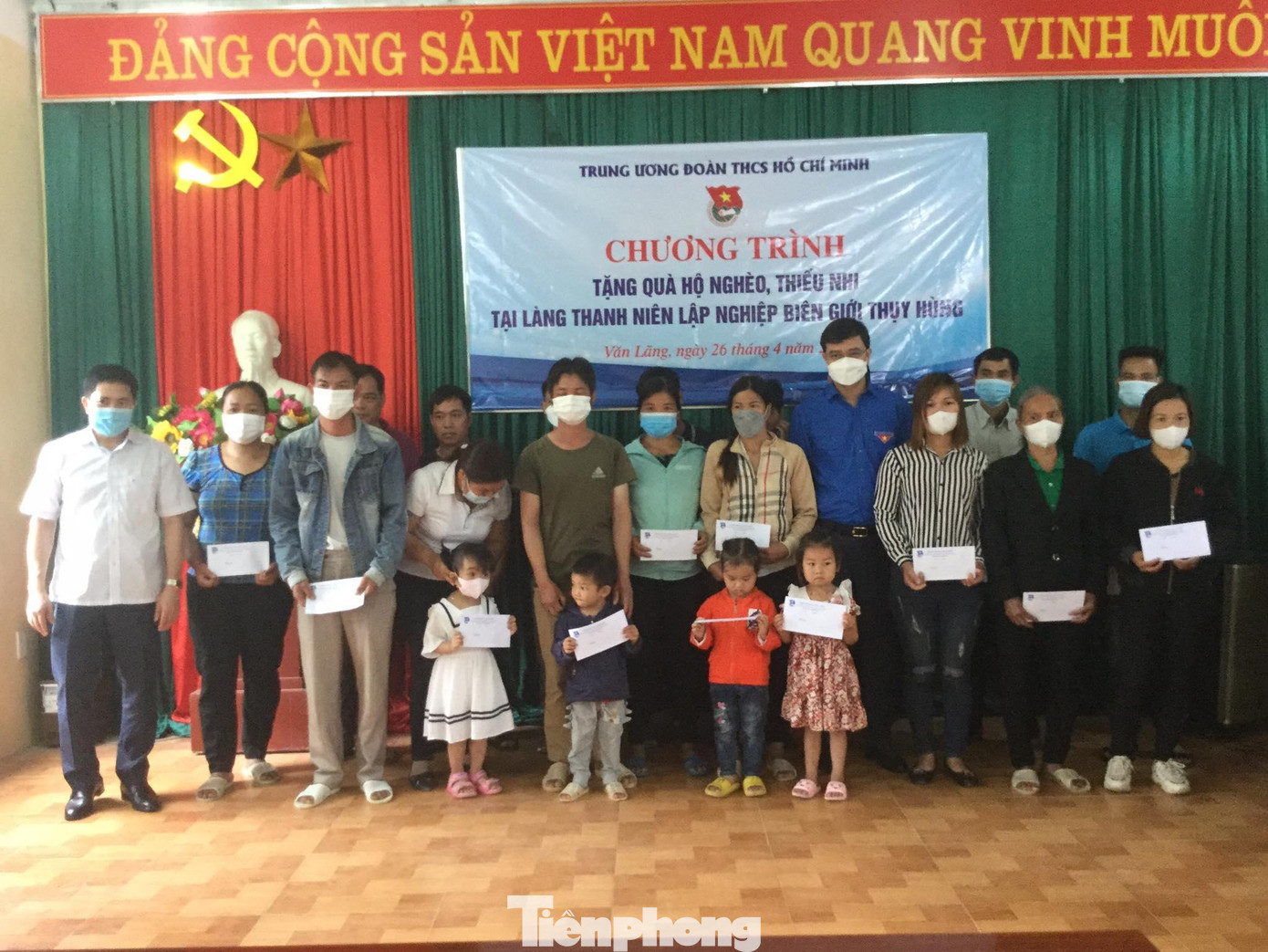 Nhân dân và học sinh Làng TNLN Thụy Hùng (huyện Văn Lãng) nhận quà, học bổng của Trung ương Đoàn