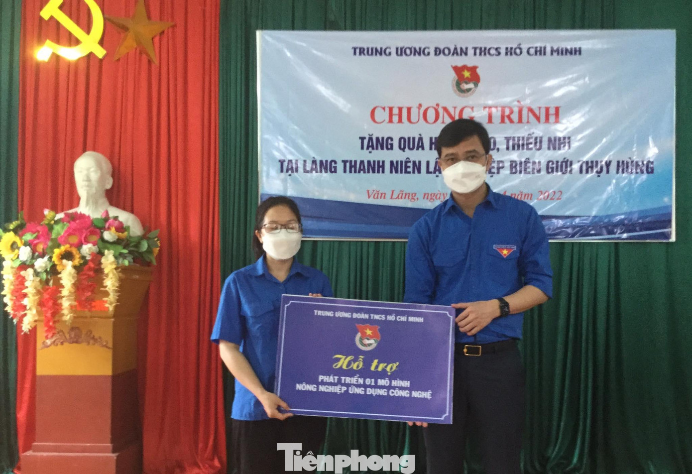 Trung ương Đoàn trao biển tượng trưng hỗ trợ mô hình &quot;Phát triển kinh tế ứng dụng công nghệ&quot; (trị giá 60 triệu đồng) cho thanh niên địa phương -Ảnh: Duy Chiến