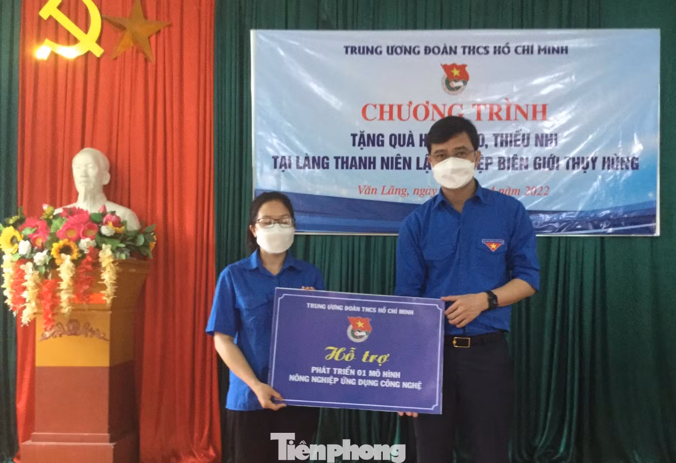 Trung ương Đoàn trao biển tượng trưng hỗ trợ mô hình "Phát triển kinh tế ứng dụng công nghệ" (trị giá 60 triệu đồng) cho thanh niên địa phương -Ảnh: Duy Chiến