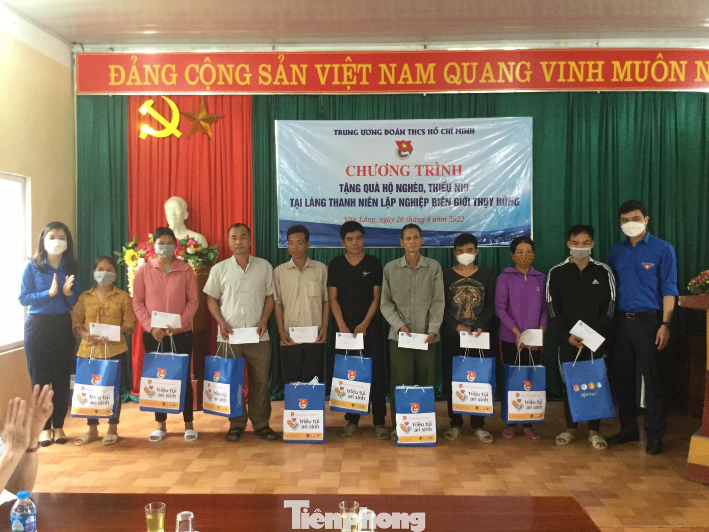 Đoàn công tác của Trung ương Đoàn tặng 20 suất quà cho các hộ dân nghèo trên địa bàn xã Thụy Hùng, huyện Văn Lãng, Lạng Sơn -Ảnh: Duy Chiến