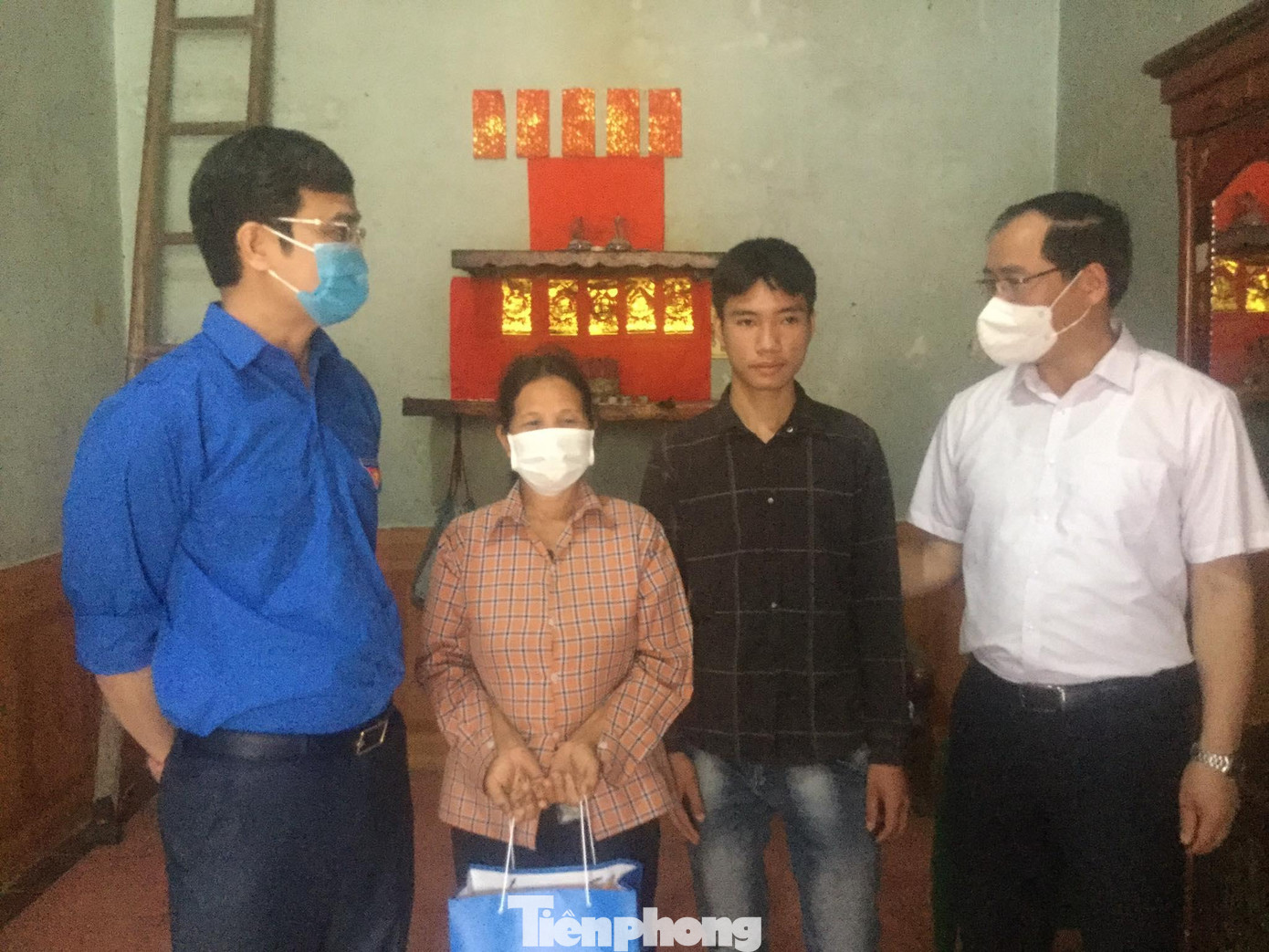 Bí thư Thường trực Trung ương Đoàn Bùi Quang Huy (ngoài cùng bên trái) tới thăm, động viên một số hộ dân tại Làng TNLN Thụy Hùng -Ảnh: Duy Chiến