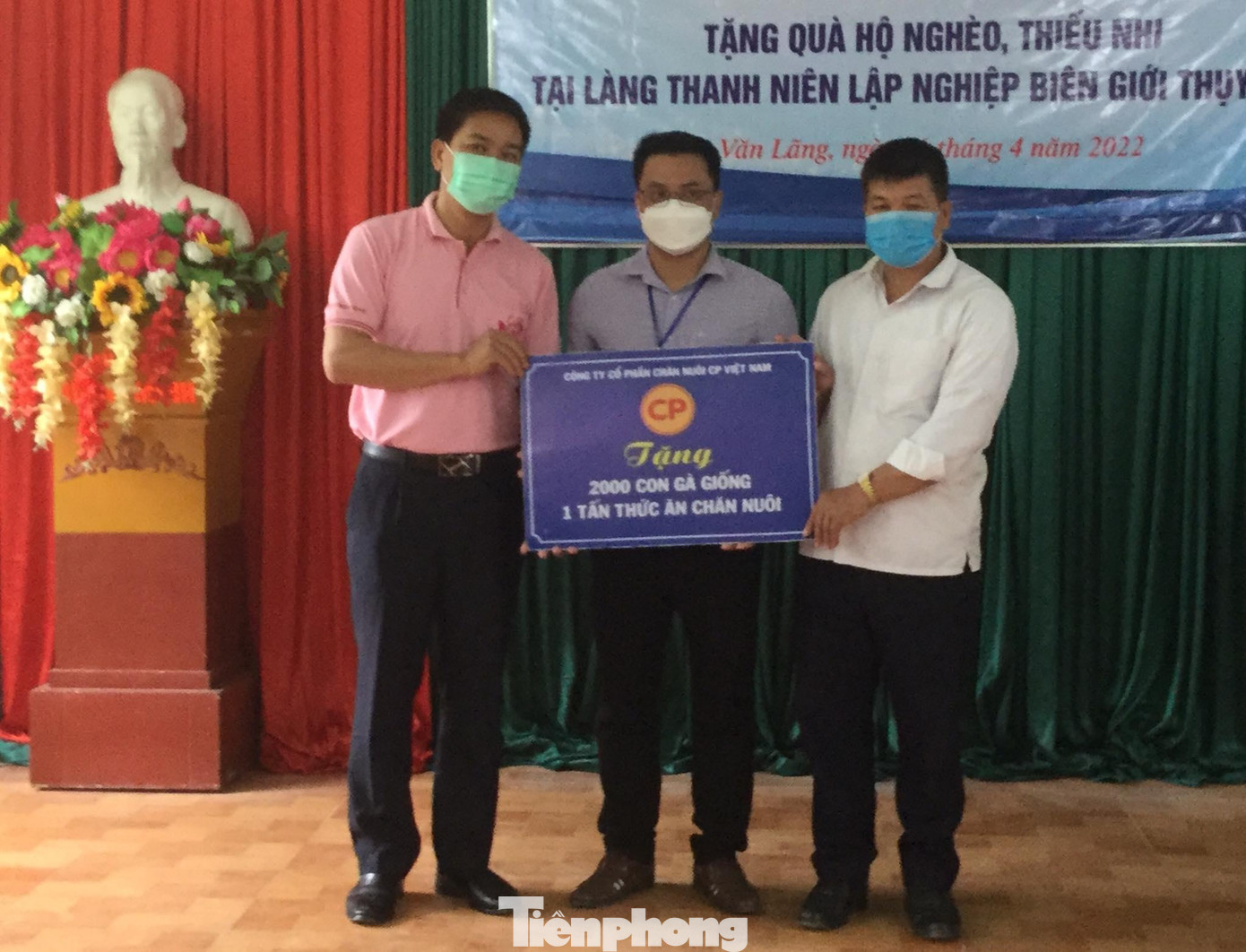 Tham gia đoàn công tác của Trung ương Đoàn, đại diện Công ty chăn nuôi CP Việt Nam trao biển hỗ trợ 2000 con gà giống và 1 tấn thức ăn gia súc cho nhân dân xã Thụy Hùng -Ảnh: Duy Chiến