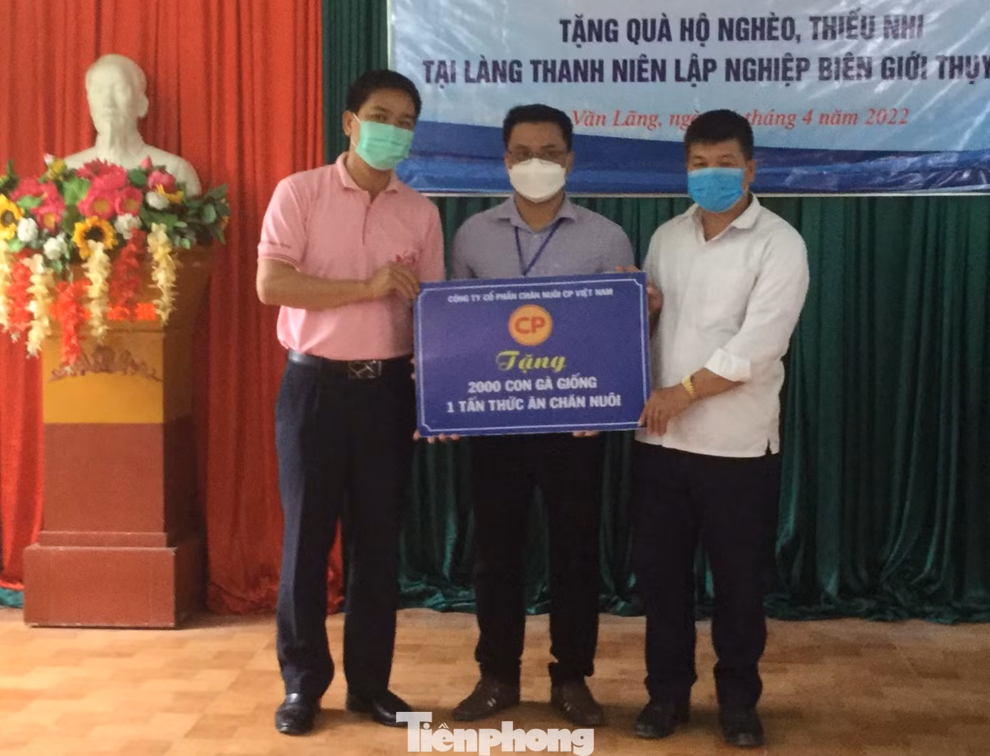 Tham gia đoàn công tác của Trung ương Đoàn, đại diện Công ty chăn nuôi CP Việt Nam trao biển hỗ trợ 2000 con gà giống và 1 tấn thức ăn gia súc cho nhân dân xã Thụy Hùng -Ảnh: Duy Chiến