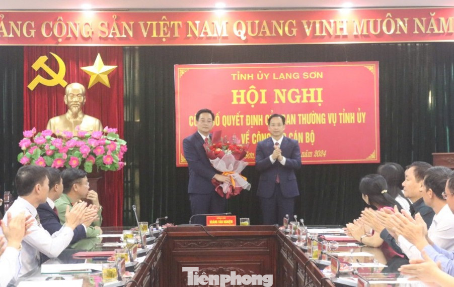 Ông Vũ Hoàng Quý (bên Trái) nhận hoa chúc mừng của lãnh đạo Tỉnh ủy Lạng Sơn. (ảnh: Duy Chiến)