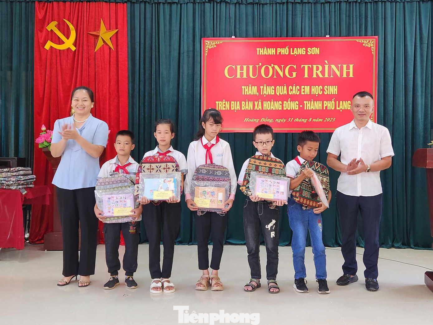 Các em học sinh nghèo, chăm ngoan được nhận quà của Ban tổ chức và nhà tài trợ.