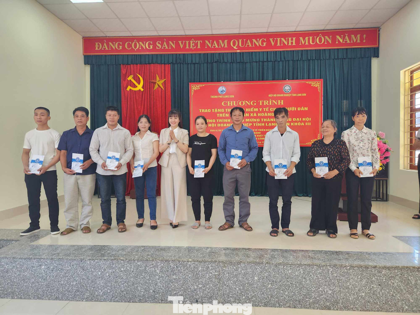 Người dân vui mừng nhận Thẻ bảo hiểm y tế. Ảnh: Duy Chiến