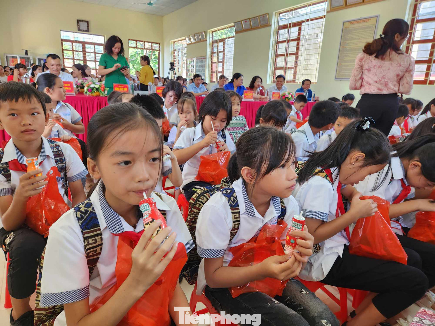 Các em được tặng quà, bánh kẹo, sữa. Ảnh: Duy Chiến