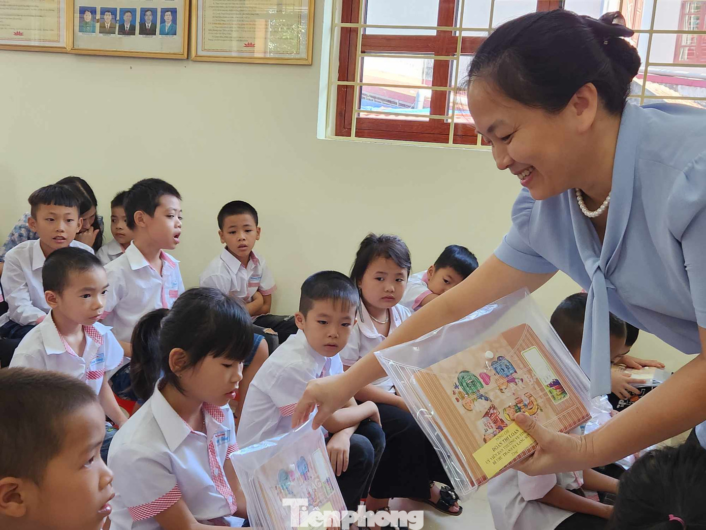 Bà Đoàn Thị Loan, Bí thư Thành ủy Lạng Sơn tặng vở, đồ dùng học tập cho các em thiếu niên, nhi đồng. Ảnh: Duy Chiến