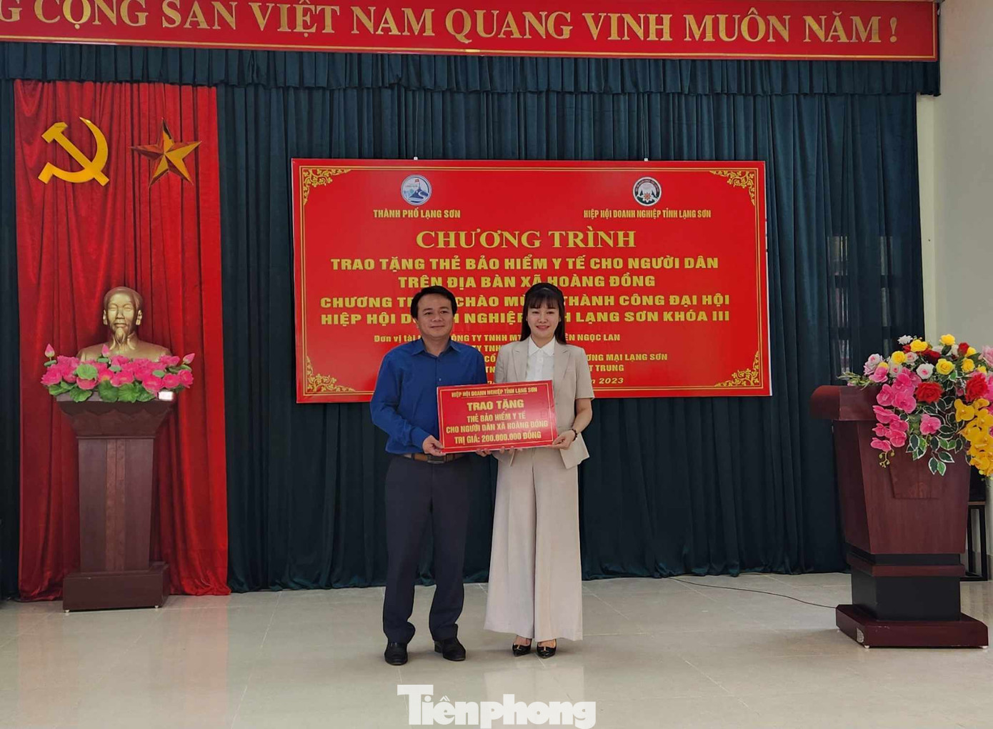 Hiệp hội Doanh nghiệp tỉnh Lạng Sơn dành 200 triệu đồng mua thẻ bảo hiểm y tế cho người dân. Ảnh: Duy Chiến