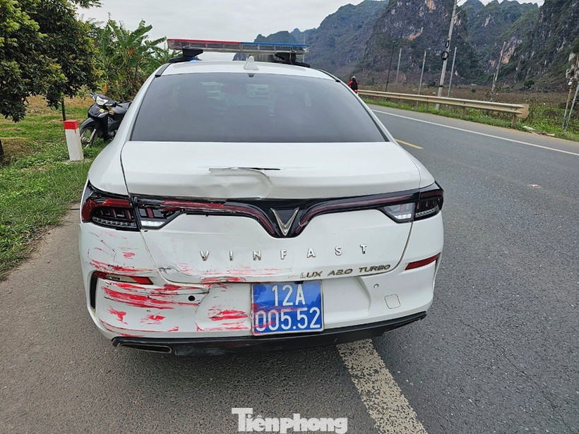 Xe ô tô chuyên dụng của CSGT bị đâm vào sau xe, hư hỏng. Xe ô tô chuyên dụng của CSGT bị đâm vào sau xe, hư hỏng.