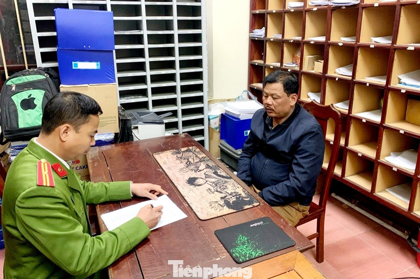 Đối tượng Nguyễn văn Giang (bìa phải) khai nhận hành vi tại cơ quan công an. Đối tượng Nguyễn văn Giang (bìa phải) khai nhận hành vi tại cơ quan công an.