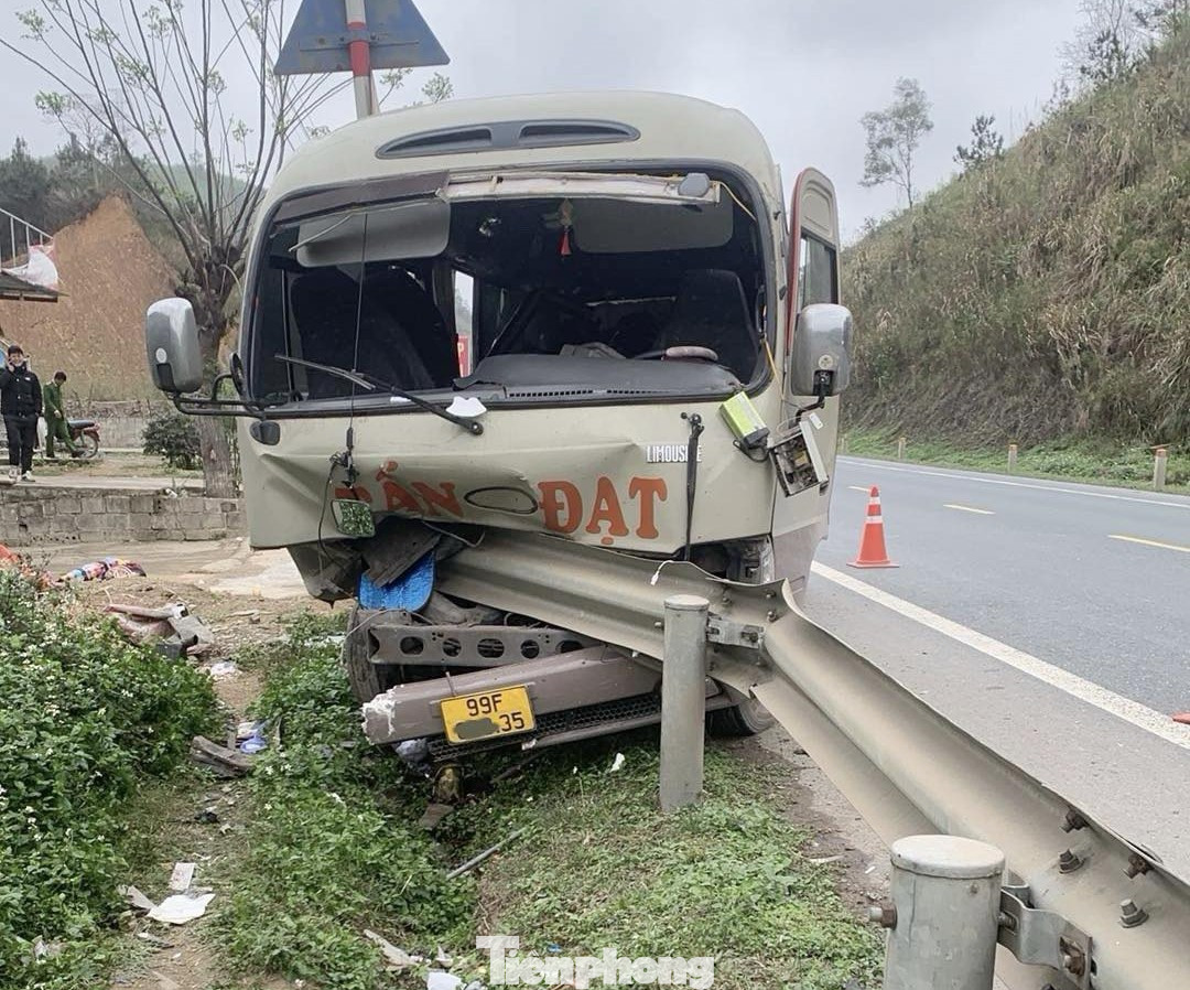 Chiếc xe ô tô đâm trực diện vào lan can ven đường quốc lộ 1A. Chiếc xe ô tô đâm trực diện vào lan can ven đường quốc lộ 1A.