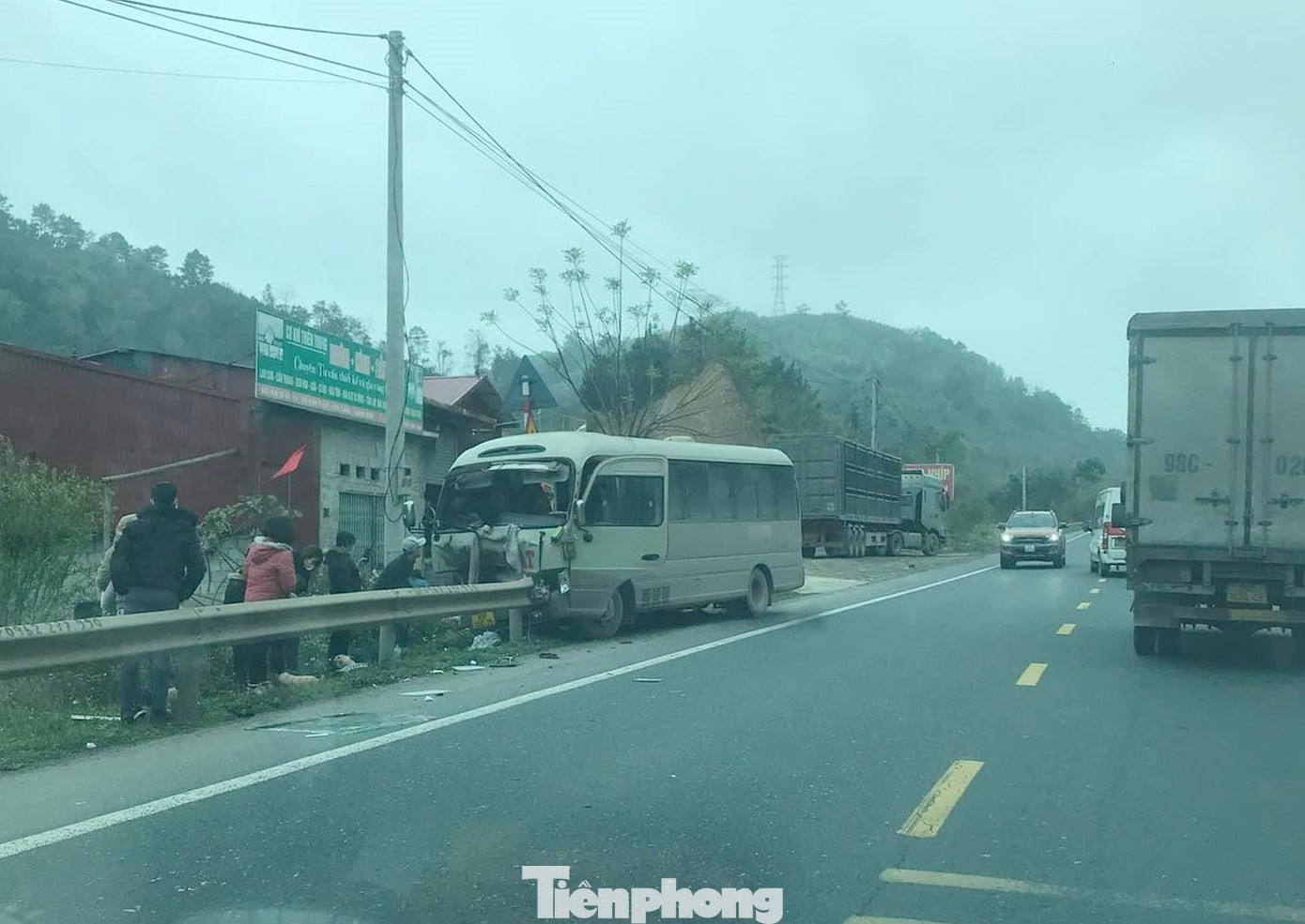 Đường khá rộng và thẳng song lái xe không làm chủ tốc độ đã gây tai nạn đáng tiếc. Đường khá rộng và thẳng song lái xe không làm chủ tốc độ đã gây tai nạn đáng tiếc.