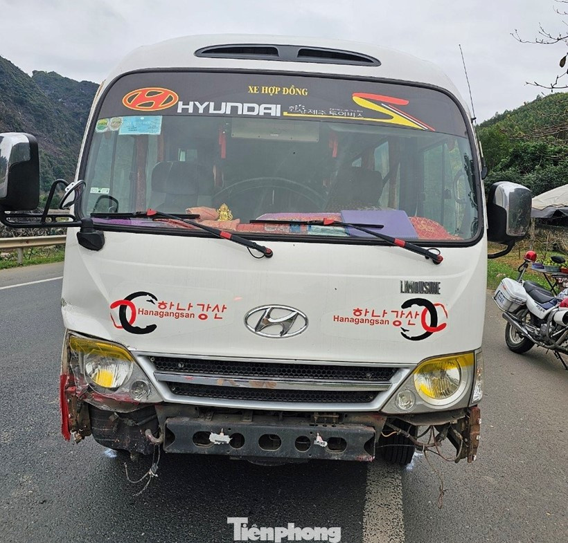 Sau nhiều cú đâm, phương tiện xe ô tô khách hư hỏng nặng. Sau nhiều cú đâm, phương tiện xe ô tô khách hư hỏng nặng.