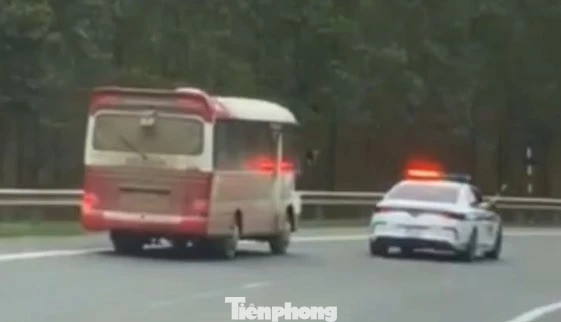Sau khi bỏ chạy, bị xe chuyên dụng của CSGT đuổi, ra tín hiệu dừng xe nhưng lái xe ô tô khách vẫn cố tình trốn tránh. (ảnh cắt từ video của CSGT). Sau khi bỏ chạy, bị xe chuyên dụng của CSGT đuổi, ra tín hiệu dừng xe nhưng lái xe ô tô khách vẫn cố tình trốn tránh. (ảnh cắt từ video của CSGT).