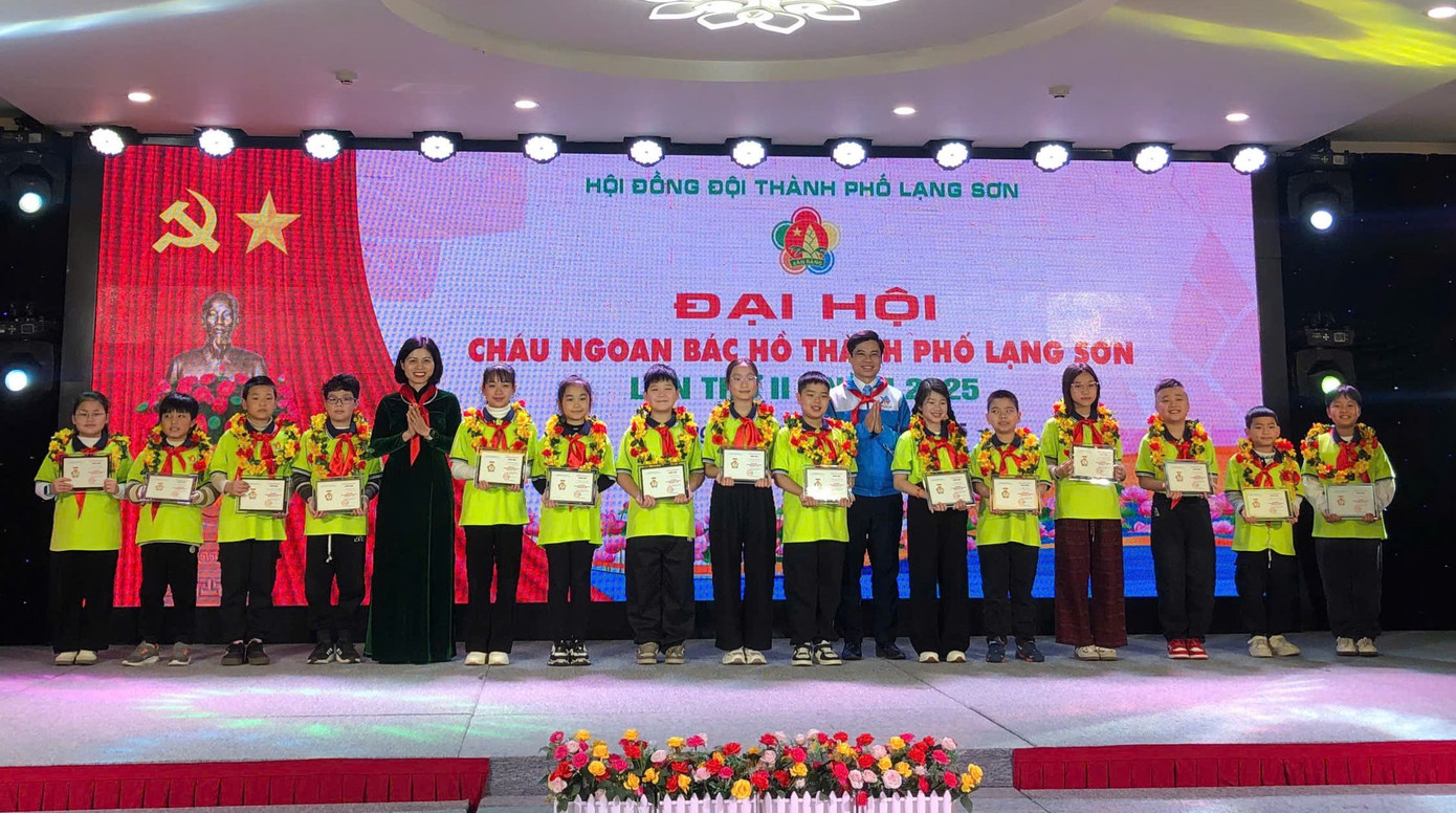 Lãnh đạo thành phố Lạng Sơn vinh danh những Đội viên có nhiều thành tích xuất sắc. Lãnh đạo thành phố Lạng Sơn vinh danh những Đội viên có nhiều thành tích xuất sắc.