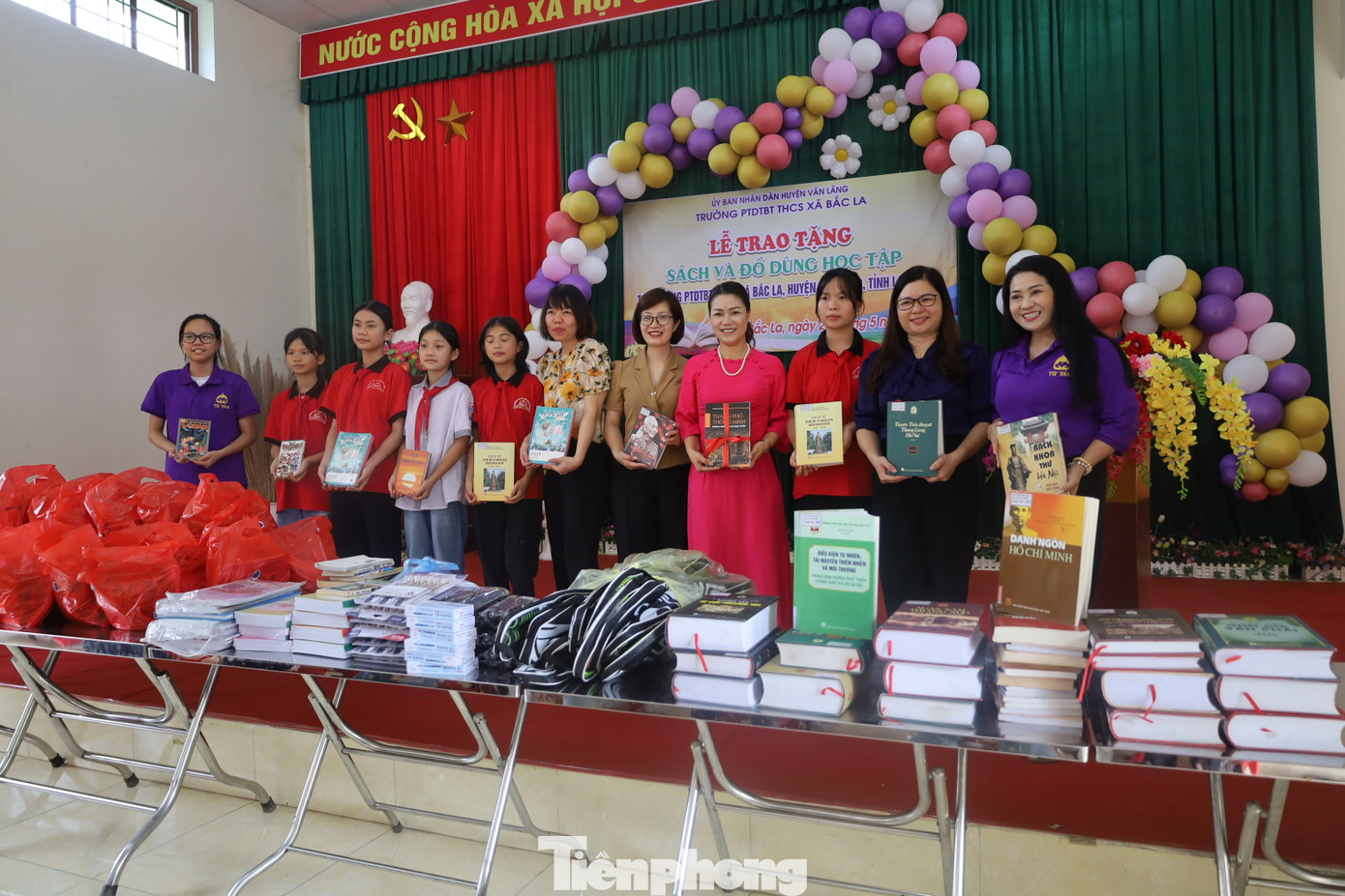 Các em học sinh vùng sâu, vùng xa đón nhận những cuốn sách bổ ích. Ảnh: Duy Chiến Các em học sinh vùng sâu, vùng xa đón nhận những cuốn sách bổ ích. Ảnh: Duy Chiến