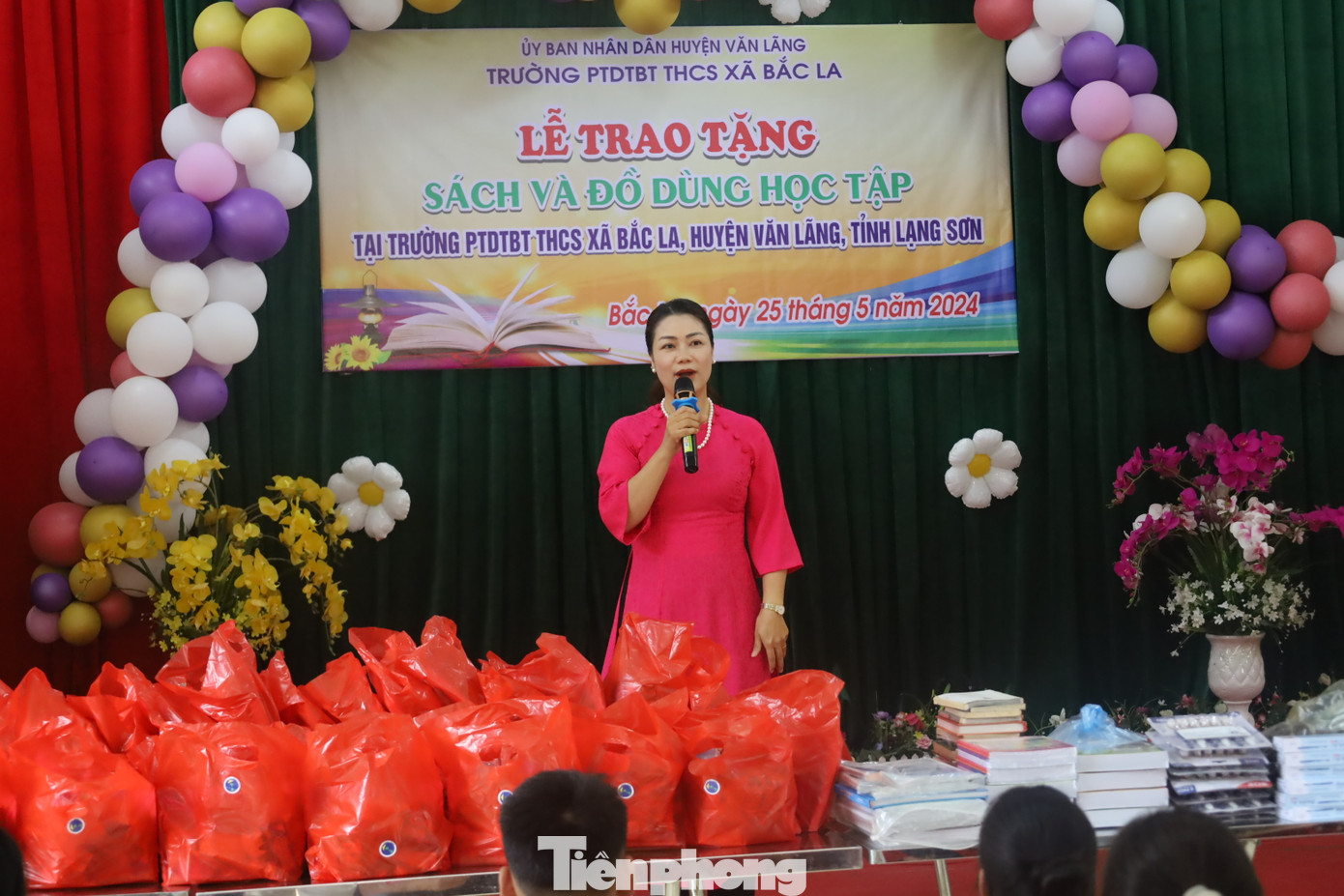 Bà Nguyễn Thị Minh Thu, Tổng giám đốc công ty TNHH Ngọc Trai và Trang sức An Phú thay mặt đoàn thiện nguyện bày tỏ sự cảm thông, chia sẻ với thầy và trò xứ Lạng. Ảnh: Duy Chiến Bà Nguyễn Thị Minh Thu, Tổng giám đốc công ty TNHH Ngọc Trai và Trang sức An Phú thay mặt đoàn thiện nguyện bày tỏ sự cảm thông, chia sẻ với thầy và trò xứ Lạng. Ảnh: Duy Chiến