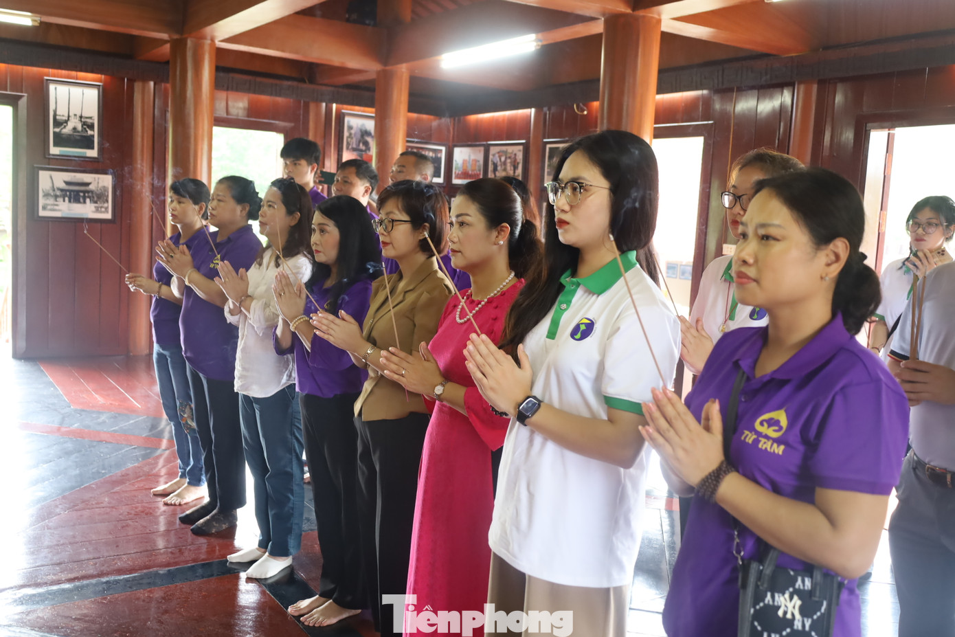 Đoàn thiện nguyện dâng hương, dâng hoa tại Khu lưu niệm đồng chí Hoàng Văn Thụ tại xã Hoàng Văn Thụ, huyện Văn Lãng. Đoàn thiện nguyện dâng hương, dâng hoa tại Khu lưu niệm đồng chí Hoàng Văn Thụ tại xã Hoàng Văn Thụ, huyện Văn Lãng.