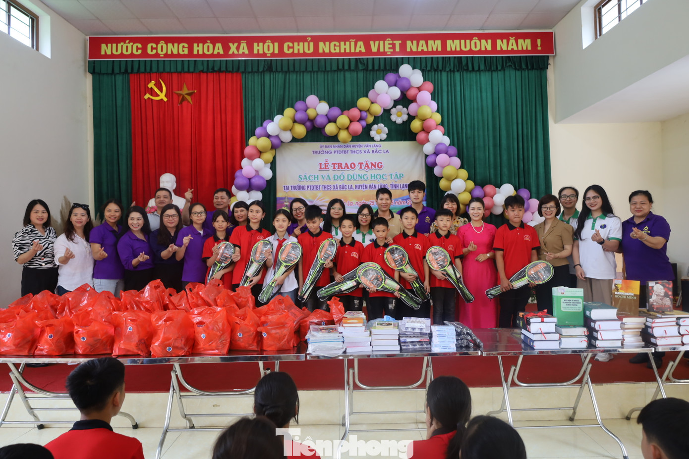 Các phần quà ý nghĩa, thiết thực được trao cho các em. Ảnh: Duy Chiến Các phần quà ý nghĩa, thiết thực được trao cho các em. Ảnh: Duy Chiến