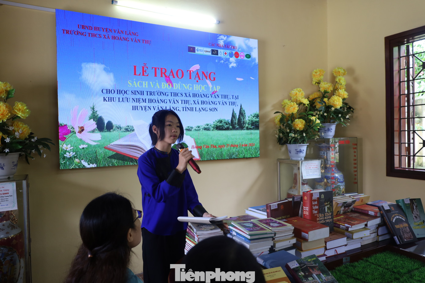 Em Vy Hồng Duyên, học sinh lớp 8A1, Trường THCS Hoàng Văn Thụ, huyện Văn Lãng cho biết, các em học sinh rất phấn khởi đón nhận những cuốn sách bổ ích, lý thú trong dịp nghỉ hè. Em Vy Hồng Duyên, học sinh lớp 8A1, Trường THCS Hoàng Văn Thụ, huyện Văn Lãng cho biết, các em học sinh rất phấn khởi đón nhận những cuốn sách bổ ích, lý thú trong dịp nghỉ hè.