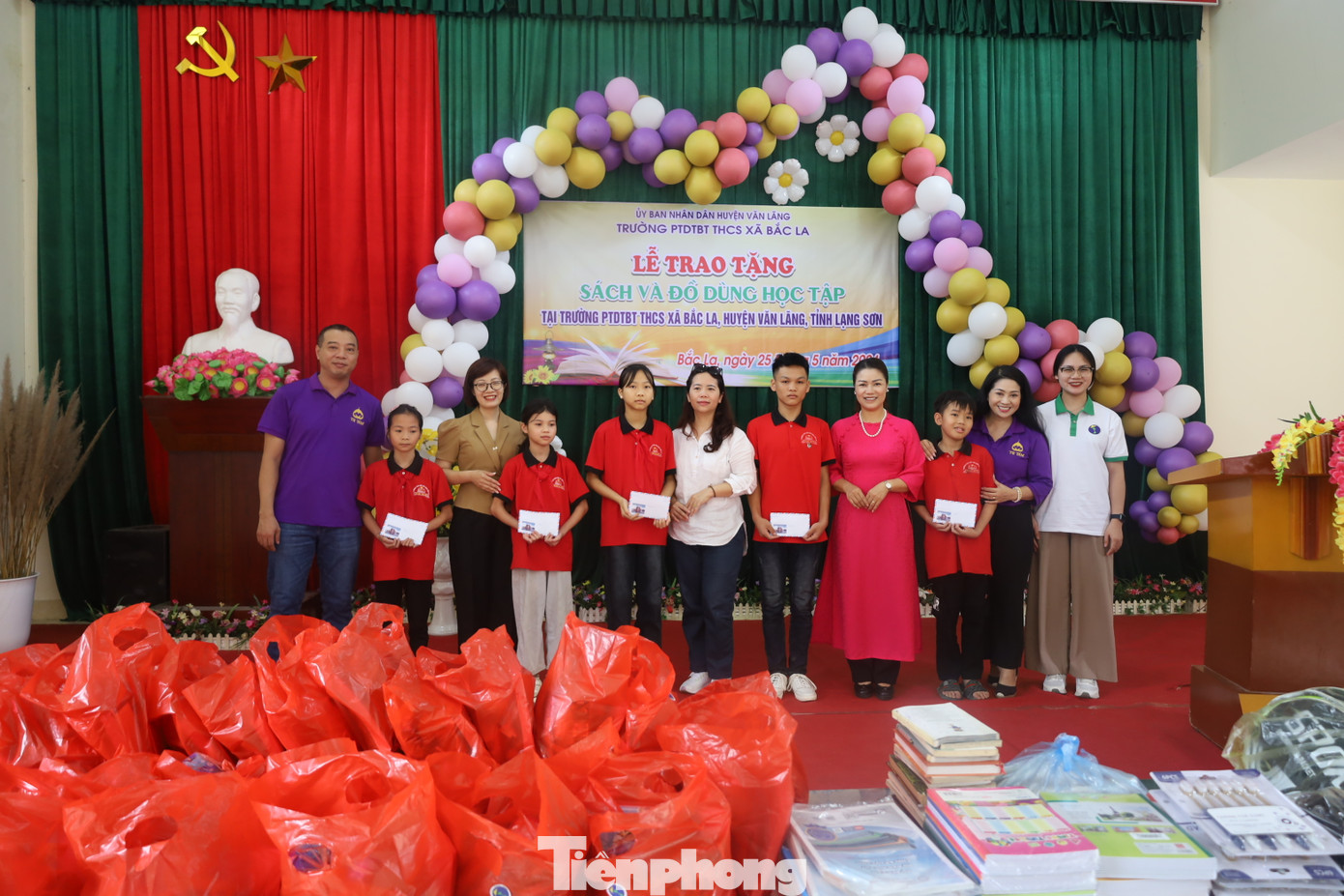 Các em học sinh nghèo, hoàn cảnh đặc biệt khó khăn nhận học bổng của Ban tổ chức. Ảnh: Duy Chiến Các em học sinh nghèo, hoàn cảnh đặc biệt khó khăn nhận học bổng của Ban tổ chức. Ảnh: Duy Chiến