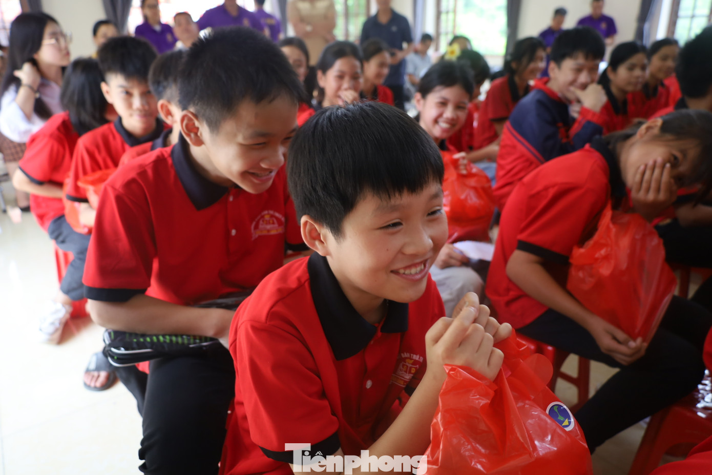 Các em học sinh xứ Lạng phấn khởi nhận quà của các nhà hảo tâm. Ảnh: Duy Chiến Các em học sinh xứ Lạng phấn khởi nhận quà của các nhà hảo tâm. Ảnh: Duy Chiến