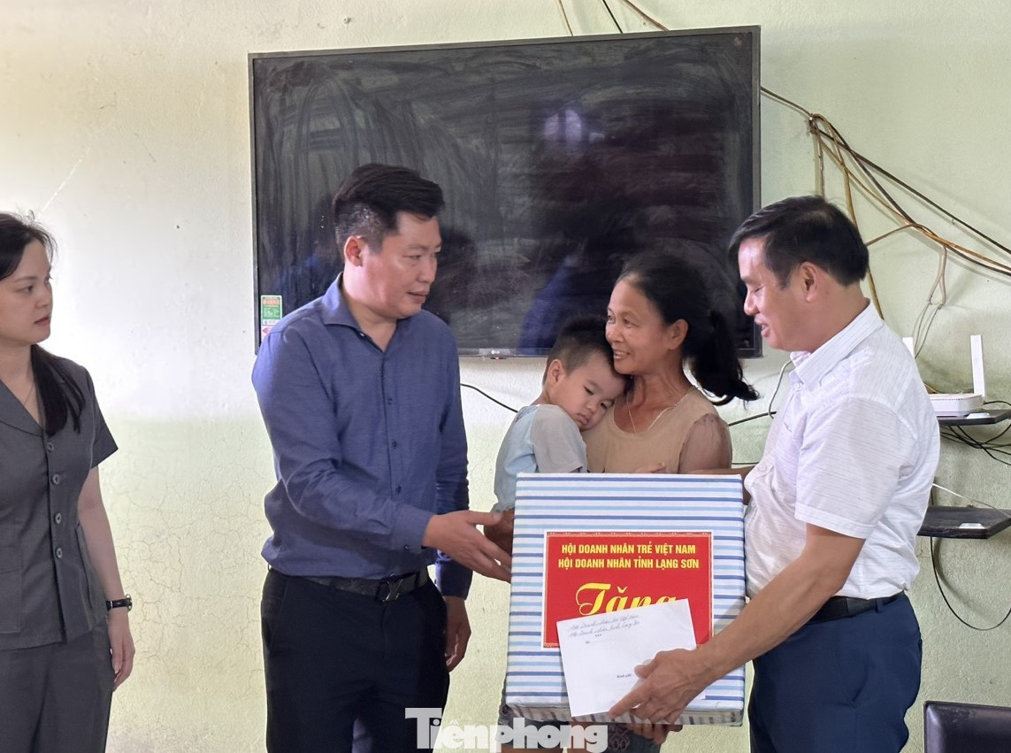 Trao quà các hộ bị ảnh hưởng bởi cơn bão số 3