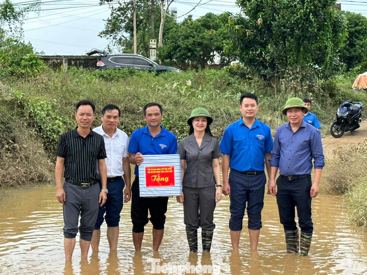 Trao quà hỗ trợ tuổi trẻ địa phương tham gia phòng chống bão lũ.
