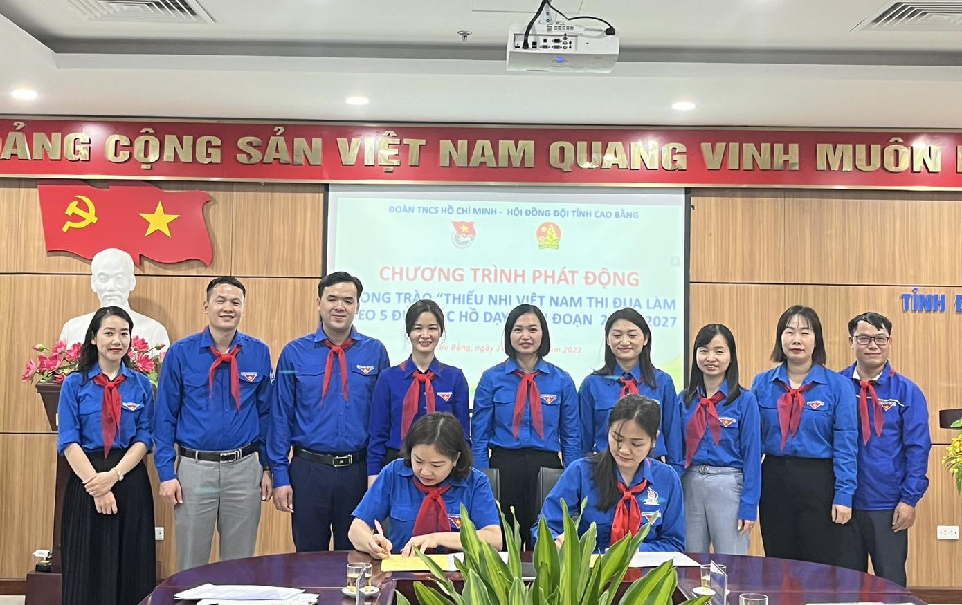 Ký kết triển khai phong trào thi đua.