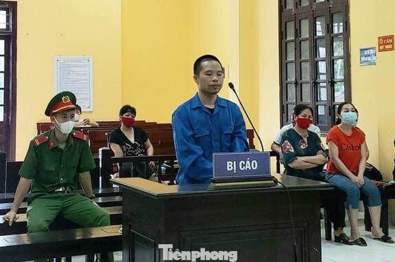 Bị cáo Nông Trung Nam ra tòa lĩnh án -Ảnh: Huy Hoàng