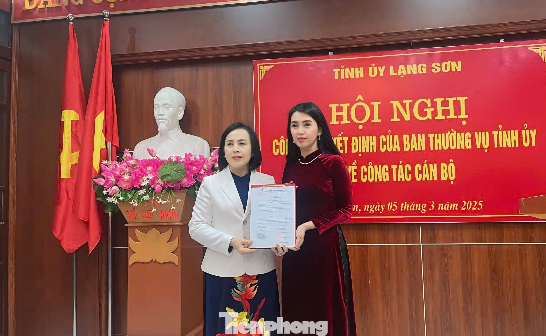 Bà Đoàn Thu Hà (bên phải) nhận Quyết định điều động, bổ nhiệm của Ban Thường vụ Tỉnh ủy Lạng Sơn. Ảnh: Duy Chiến.