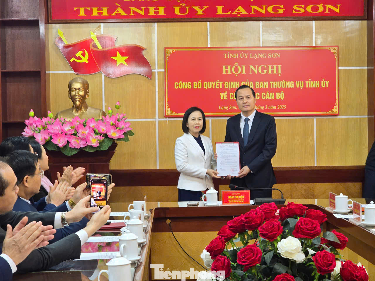 Ông Phùng Quang Hội (bên phải) nhận Quyết định của Ban Thường vụ Tỉnh ủy Lạng Sơn. Ảnh: Duy Chiến.