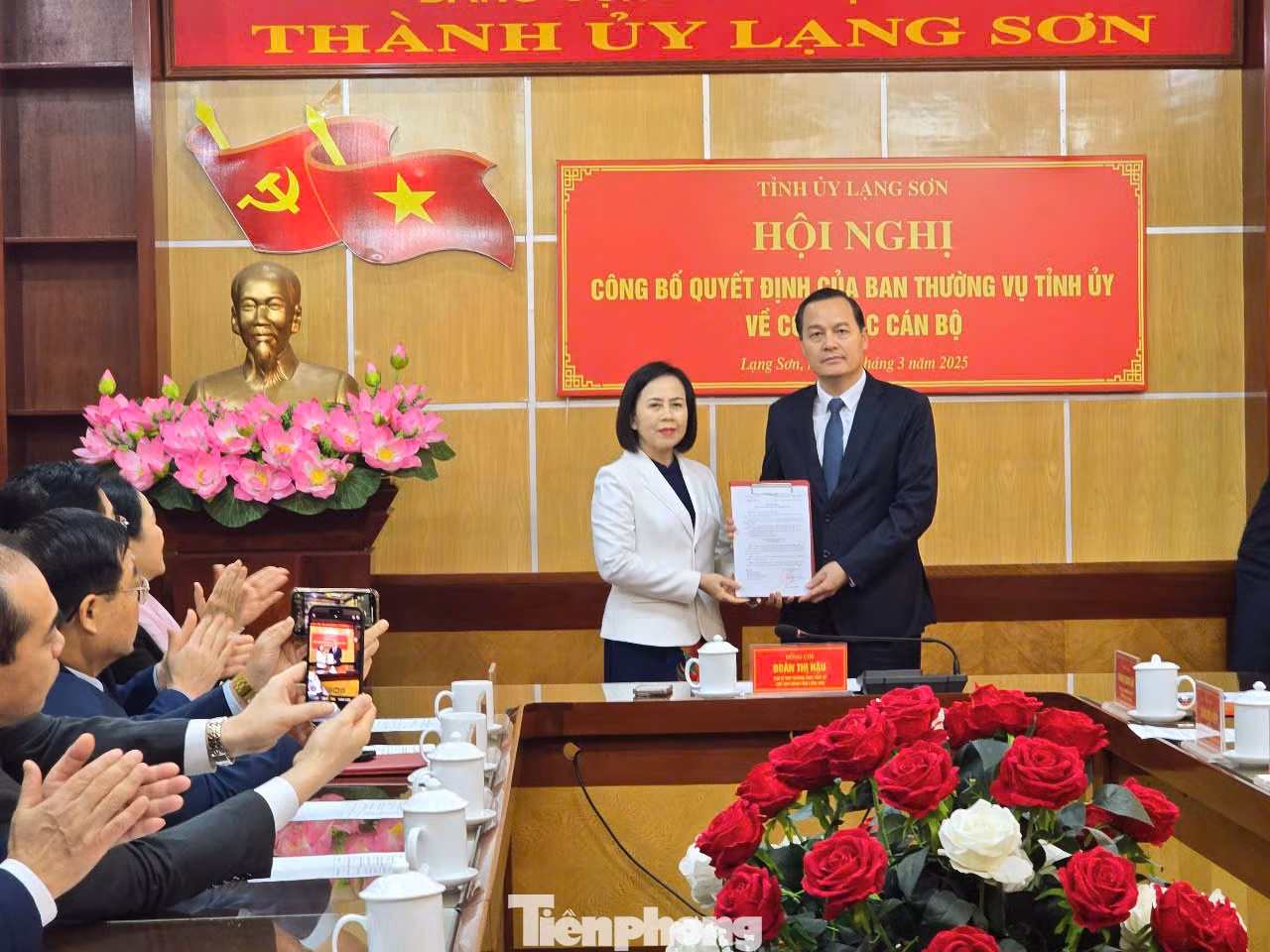 Ông Phùng Quang Hội (bên phải) nhận Quyết định của Ban Thường vụ Tỉnh ủy Lạng Sơn. Ảnh: Duy Chiến.