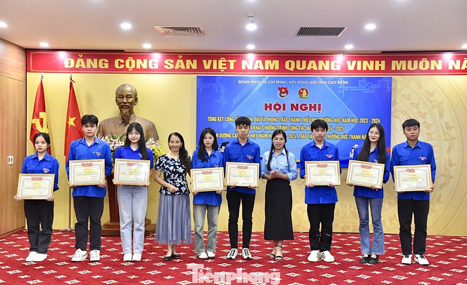 Các học sinh xuất sắc được nhận khen thưởng. Các học sinh xuất sắc được nhận khen thưởng.