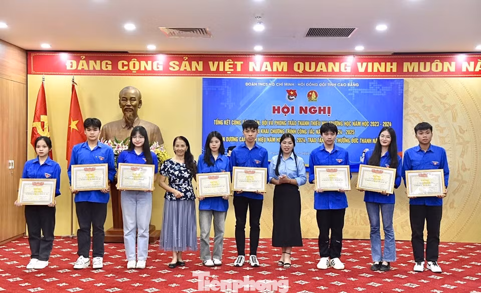 Các học sinh xuất sắc được nhận khen thưởng.