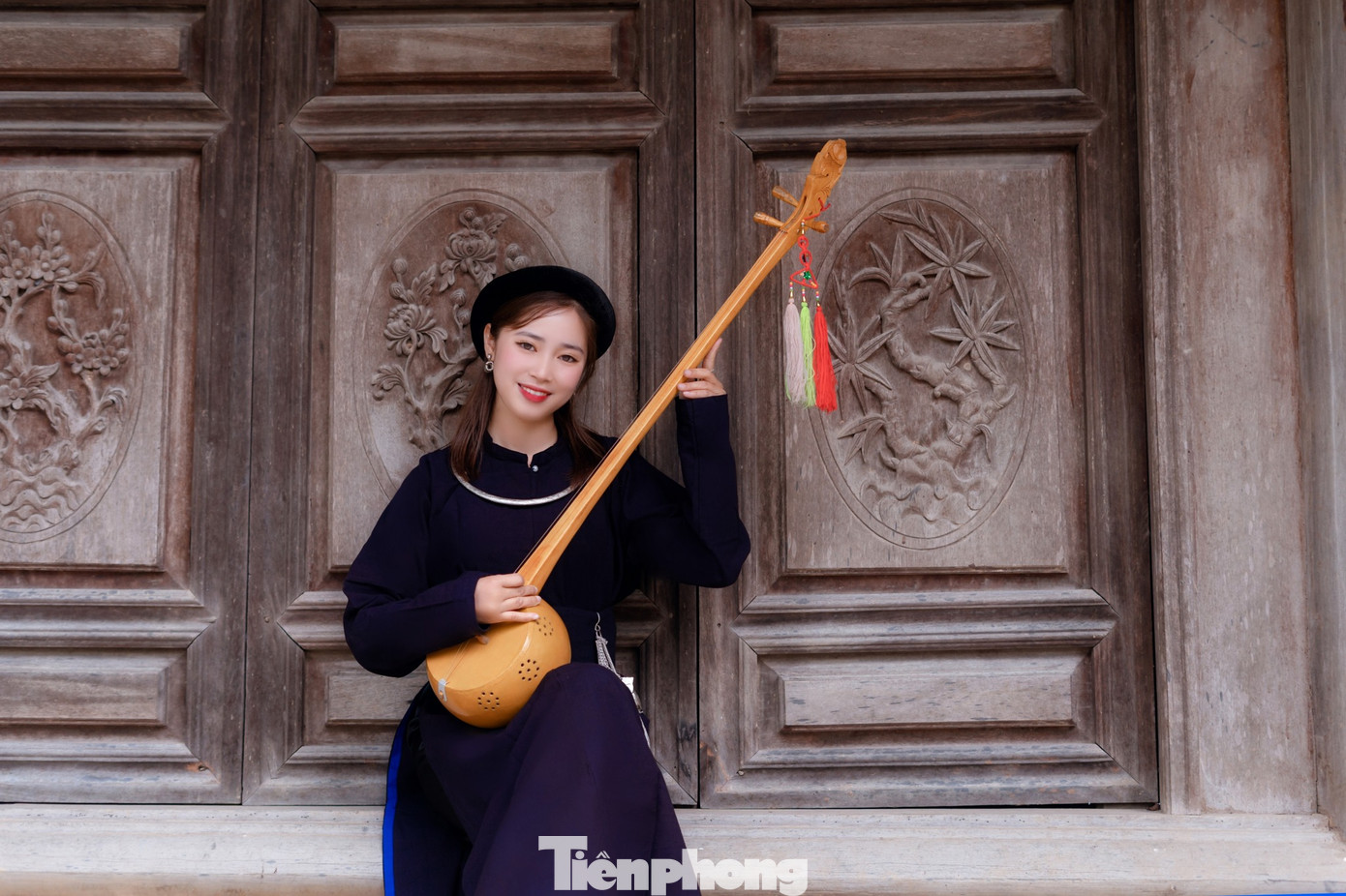 Chị Hoàng Thị Khuê ấn tượng với trang phục người Tày, xã Vạn Linh (huyện Chi Lăng). Ảnh: Duy Chiến