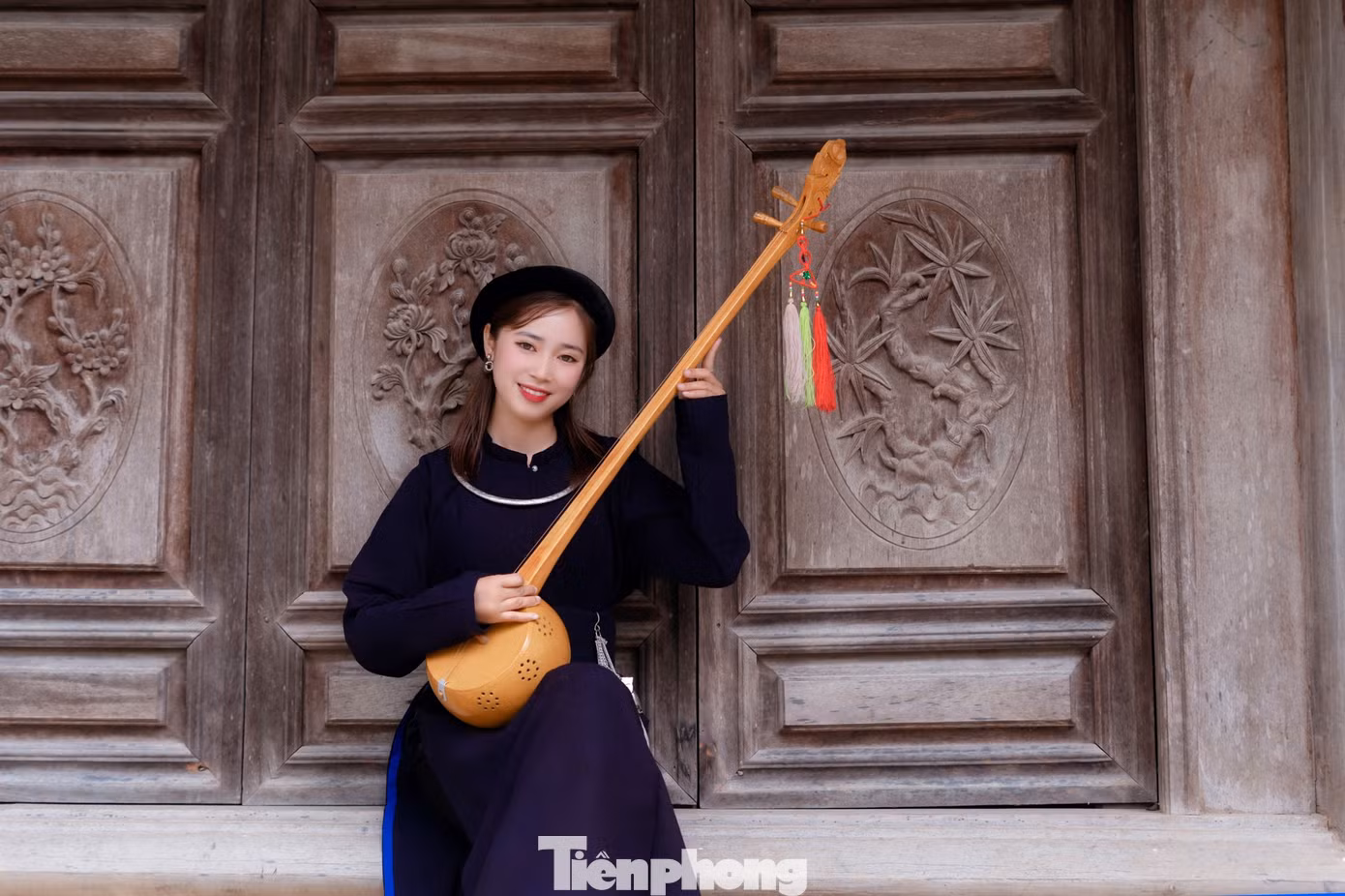 Chị Hoàng Thị Khuê ấn tượng với trang phục người Tày, xã Vạn Linh (huyện Chi Lăng). Ảnh: Duy Chiến