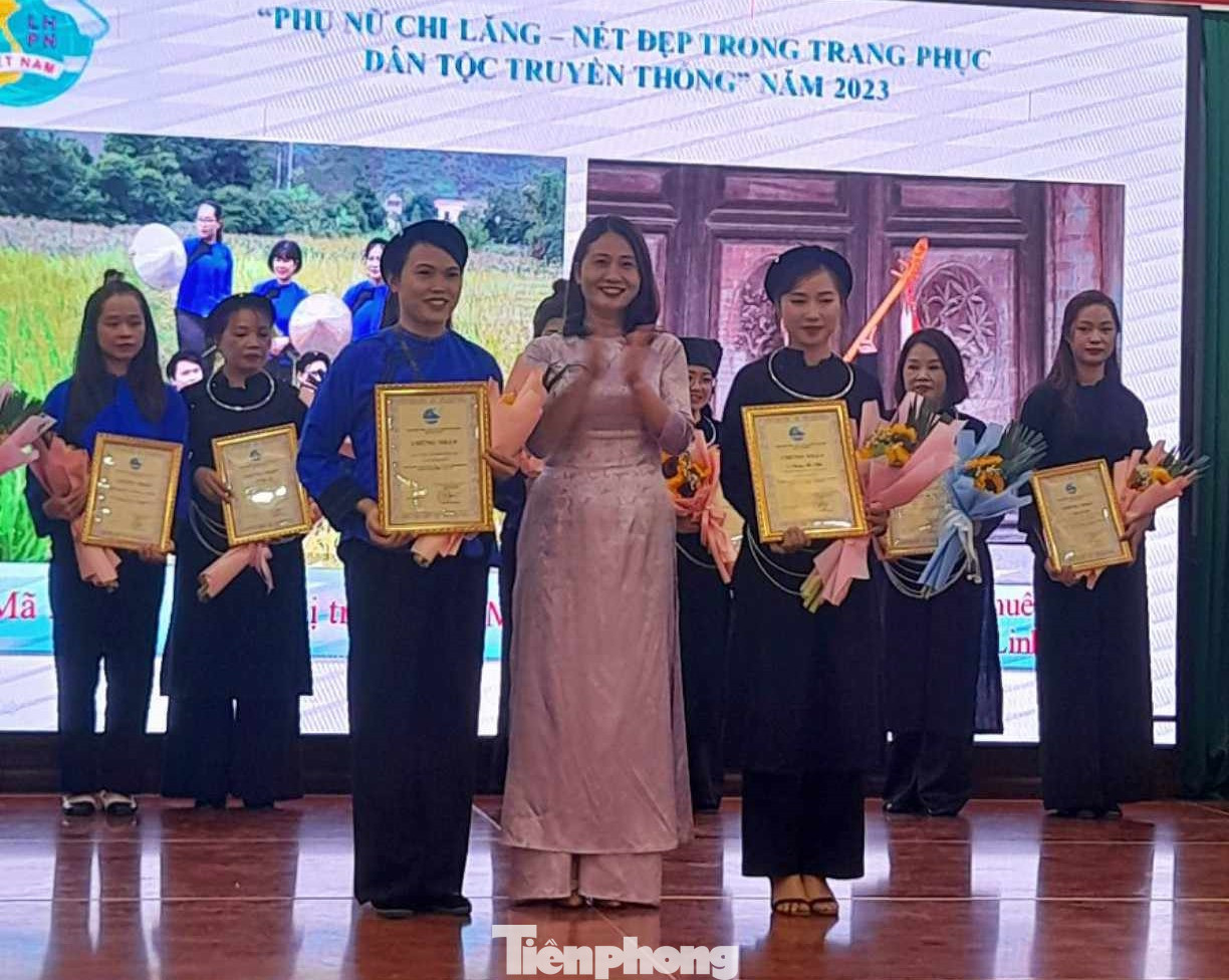 Trao giải cuộc thi "Phụ nữ Chi Lăng trong trang phục truyền thống dân tộc".