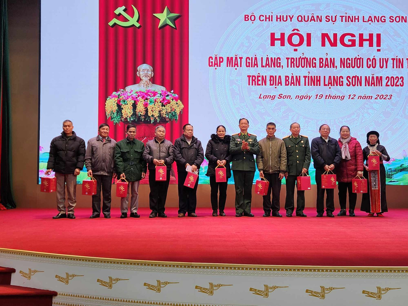 Tặng quà cho các già làng, trưởng bản, người có uy tín. Ảnh: Duy Chiến Tặng quà cho các già làng, trưởng bản, người có uy tín. Ảnh: Duy Chiến