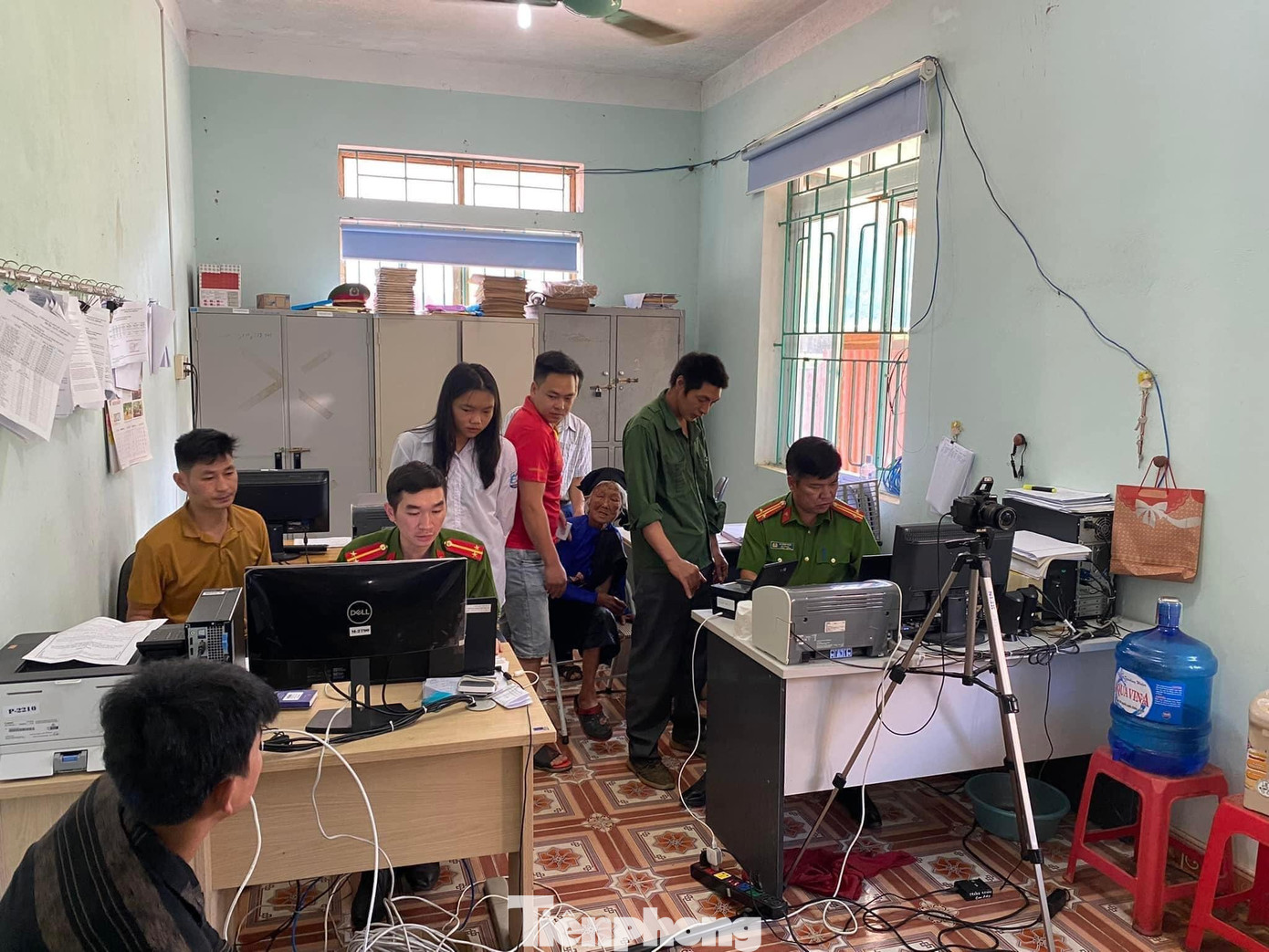 Không nghỉ lễ, lực lượng công an tỉnh Cao Bằng nỗ lực làm việc cấp căn cước công dân -Ảnh: PV