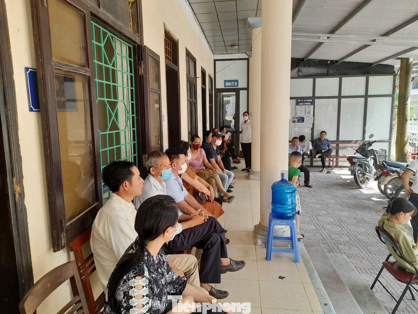 Người dân xếp hàng làm thủ tục cấp căn cước công dân trong trật tự -Ảnh: PV