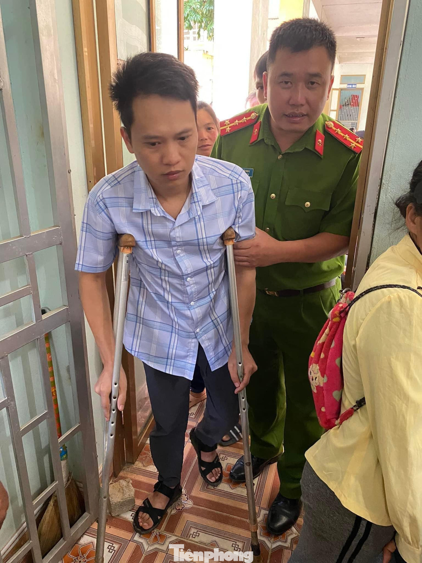 Người khuyết tật được chiến sỹ công an trợ giúp nhiệt tình -Ảnh: PV