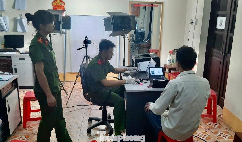 Công an phường Tân Giang, thành phố Cao Bằng làm thủ tục cấp thẻ căn cước công dân cho người dân -Ảnh: PV