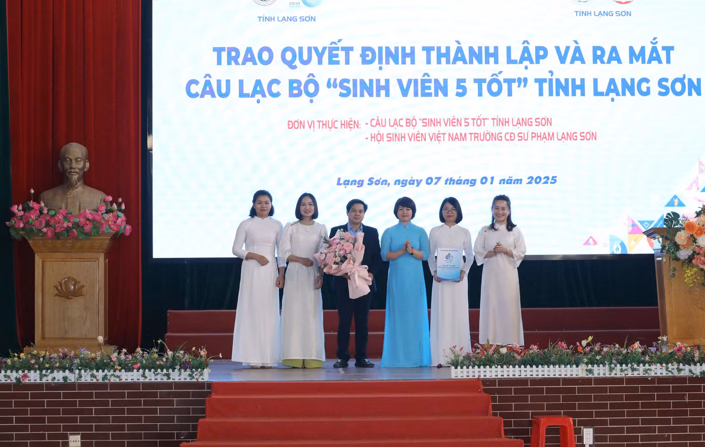 Ra mắt Câu lạc bộ "Sinh viên 5 tốt" tỉnh Lạng Sơn.