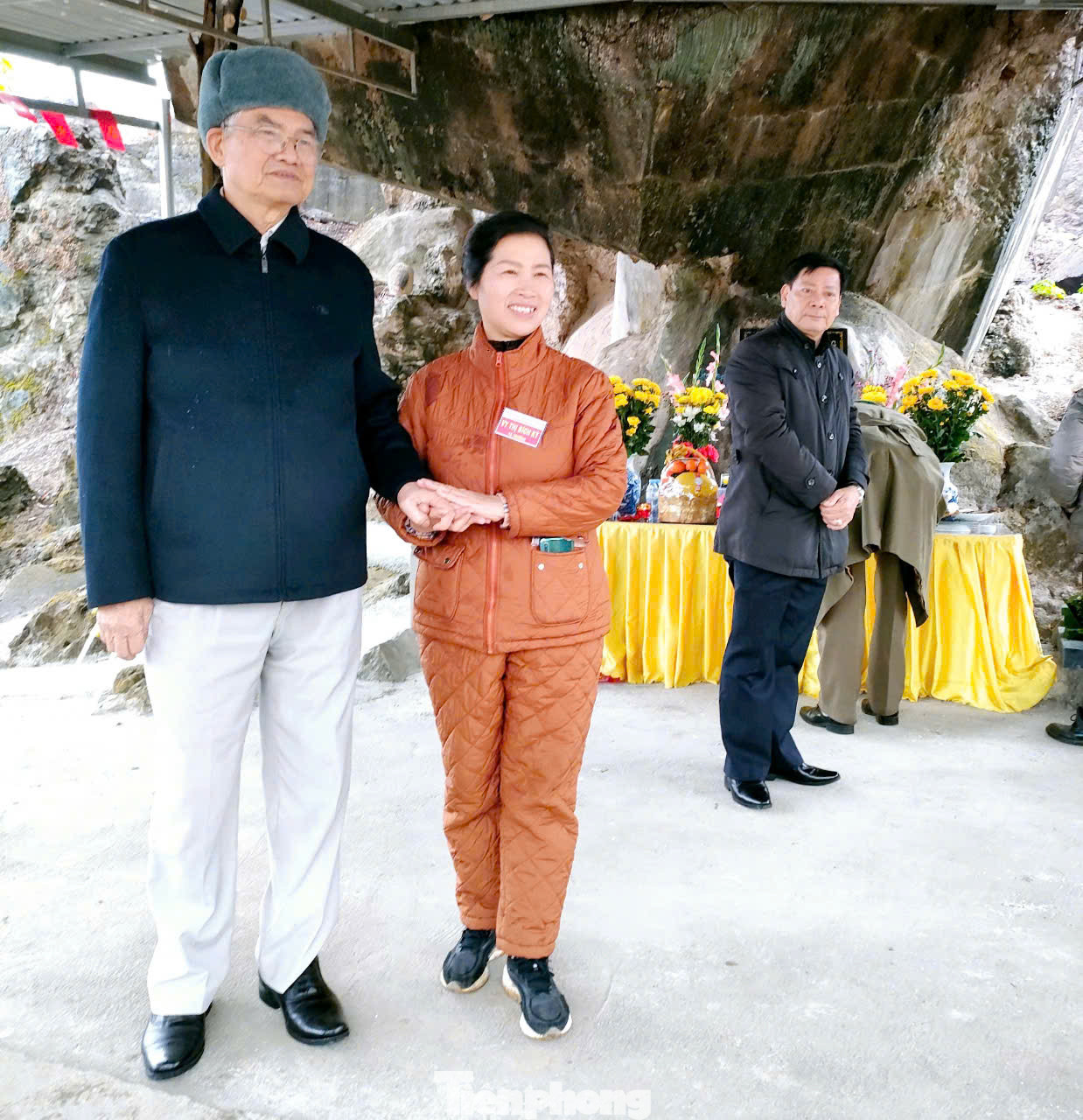 Trung tướng Nguyễn Như Hoạt nghe bà Vi Thị Bích Kỳ - Tổ trưởng Tổ quản lý di tích Pháo đài Đồng Đăng, thông tin về công tác thiện nguyện của gần 30 anh chị em ở thị trấn Đồng Đăng chung tay, giúp sức để quang cảnh nơi đây sạch, đẹp...